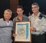 גיורא נאור במרכז, בטקס קבלת תעודת הערכה ממפקד פיקוד דרום יחד עם סלו סוזן